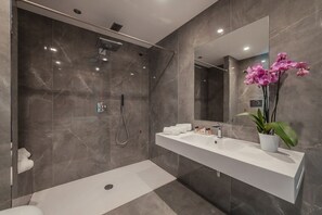 Hårtørrer, bidet, håndklæder