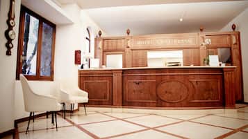 Minibar, caja fuerte, escritorio y cortinas opacas