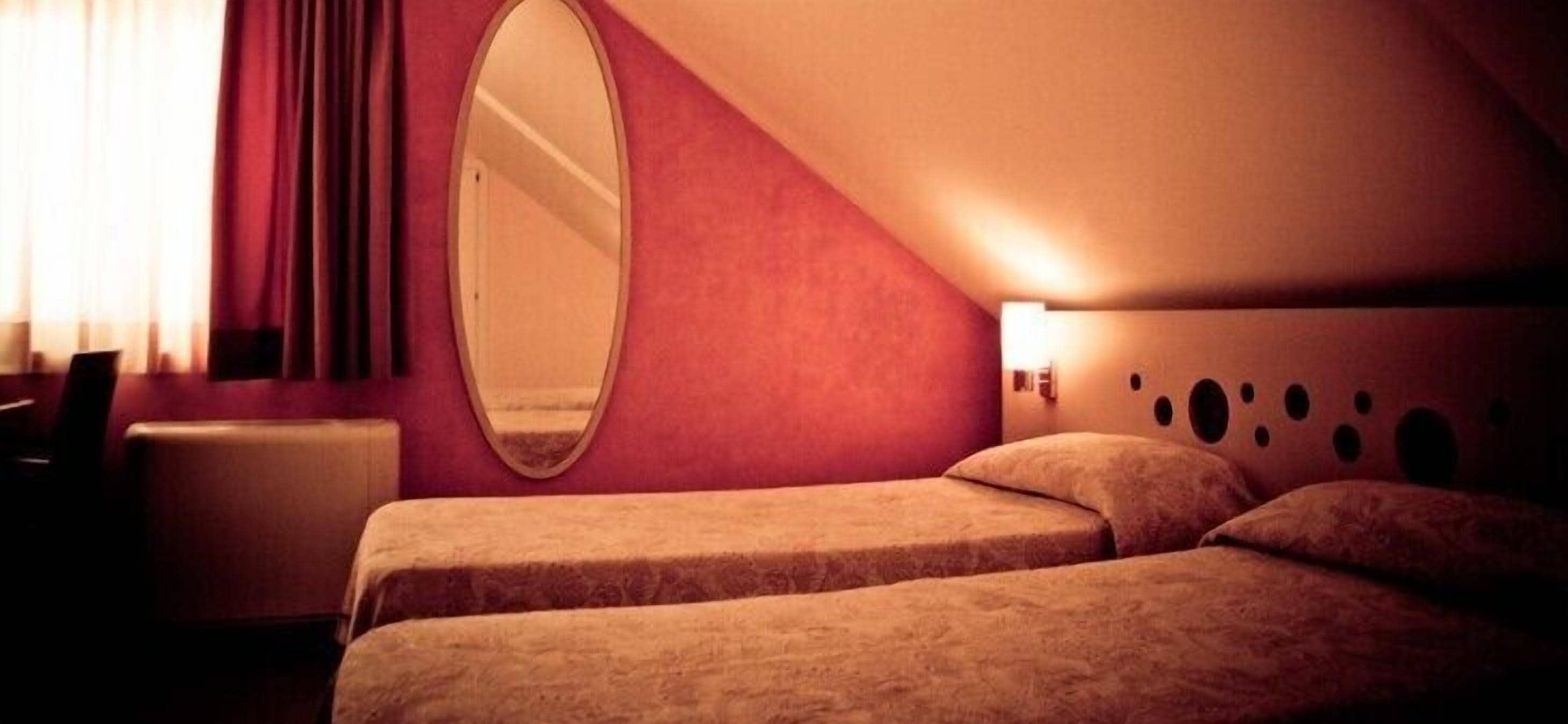 Zweibettzimmer | Minibar, Zimmersafe, Schreibtisch, Verdunkelungsvorhänge