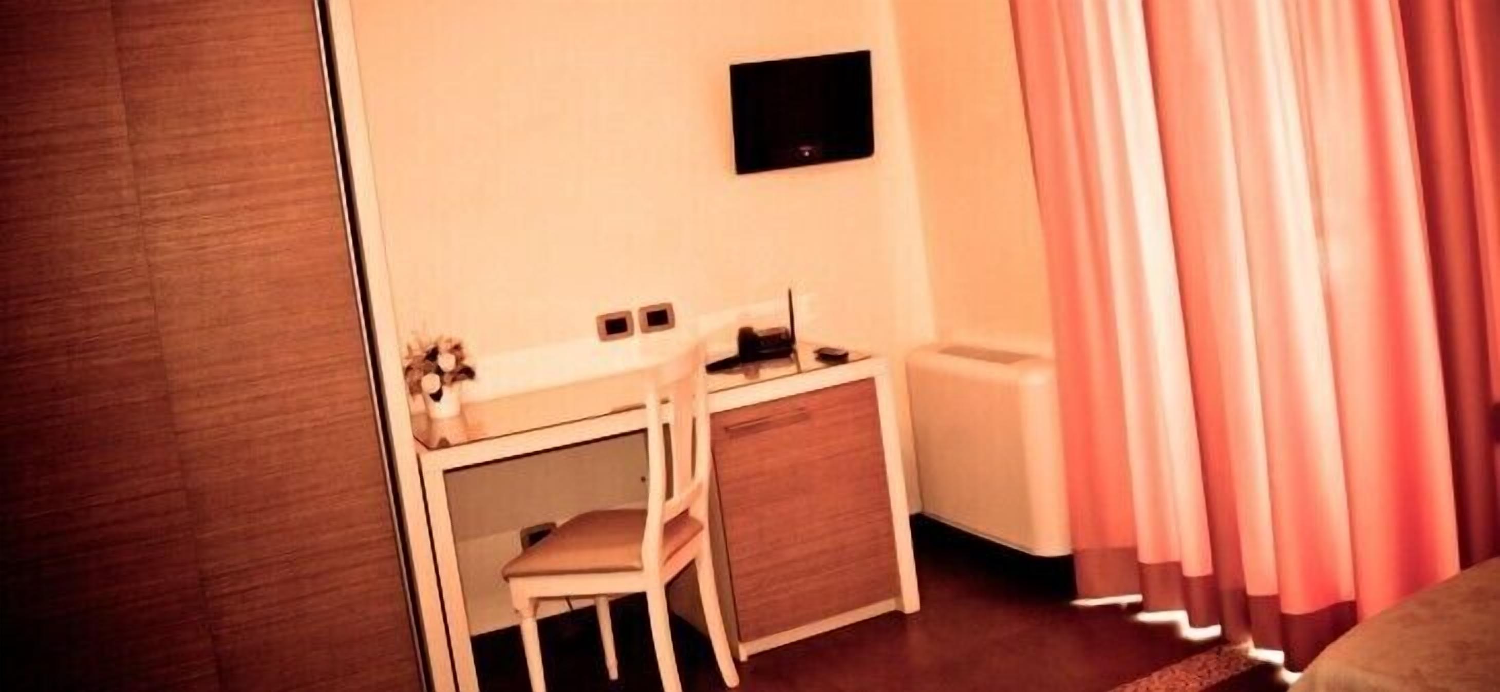 single room | minibar, in-room safe, desk, blackout curtains