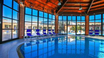 Innenpool, Außenpool, Liegestühle