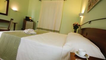 Standard-Doppel- oder -Zweibettzimmer | Minibar, Zimmersafe, Schreibtisch, Babybetten