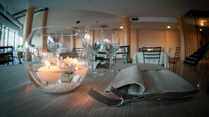A dining table with a candle, wine glasses, and cutlery. - Sardegna Termale Hotel & SPA (Sardara)