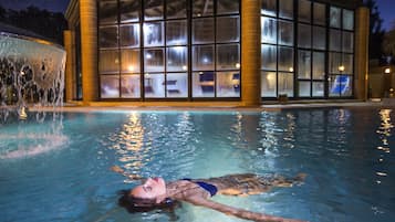 Piscine couverte, piscine extérieure, chaises longues