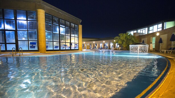 A swimming pool with clear water, a hot tub, and lounge chairs. - Sardegna Termale Hotel & SPA (Sardara)