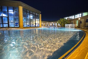 A swimming pool with clear water, a hot tub, and lounge chairs. - Sardegna Termale Hotel & SPA (Sardara)