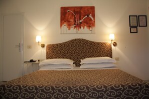 Desk, soundproofing, free cribs/infant beds, travel crib - Hotel Alex (Florence)