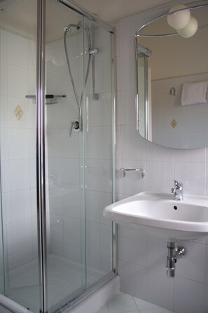 Shower, free toiletries, hair dryer, bidet - Hotel Alex (Florence)