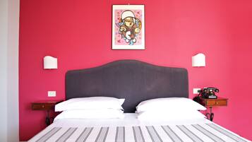 Skrivbord, ljudisolering, gratis barnsängar och resesäng