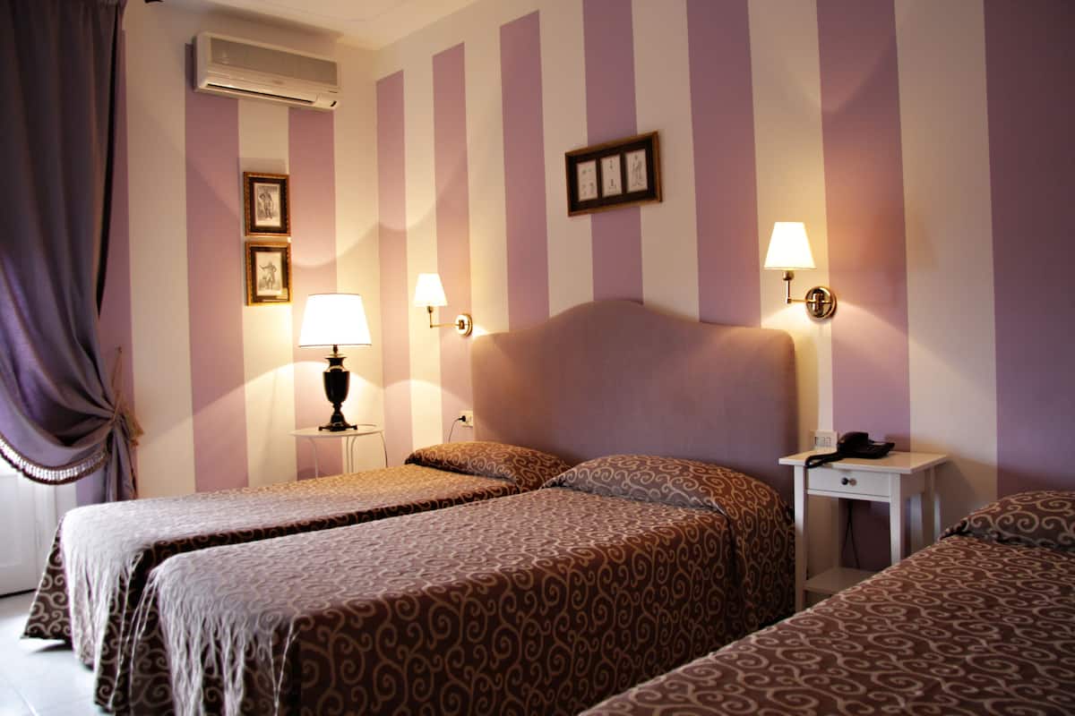 Escrivaninha, quartos à prova de som, berços grátis, berço de viagem