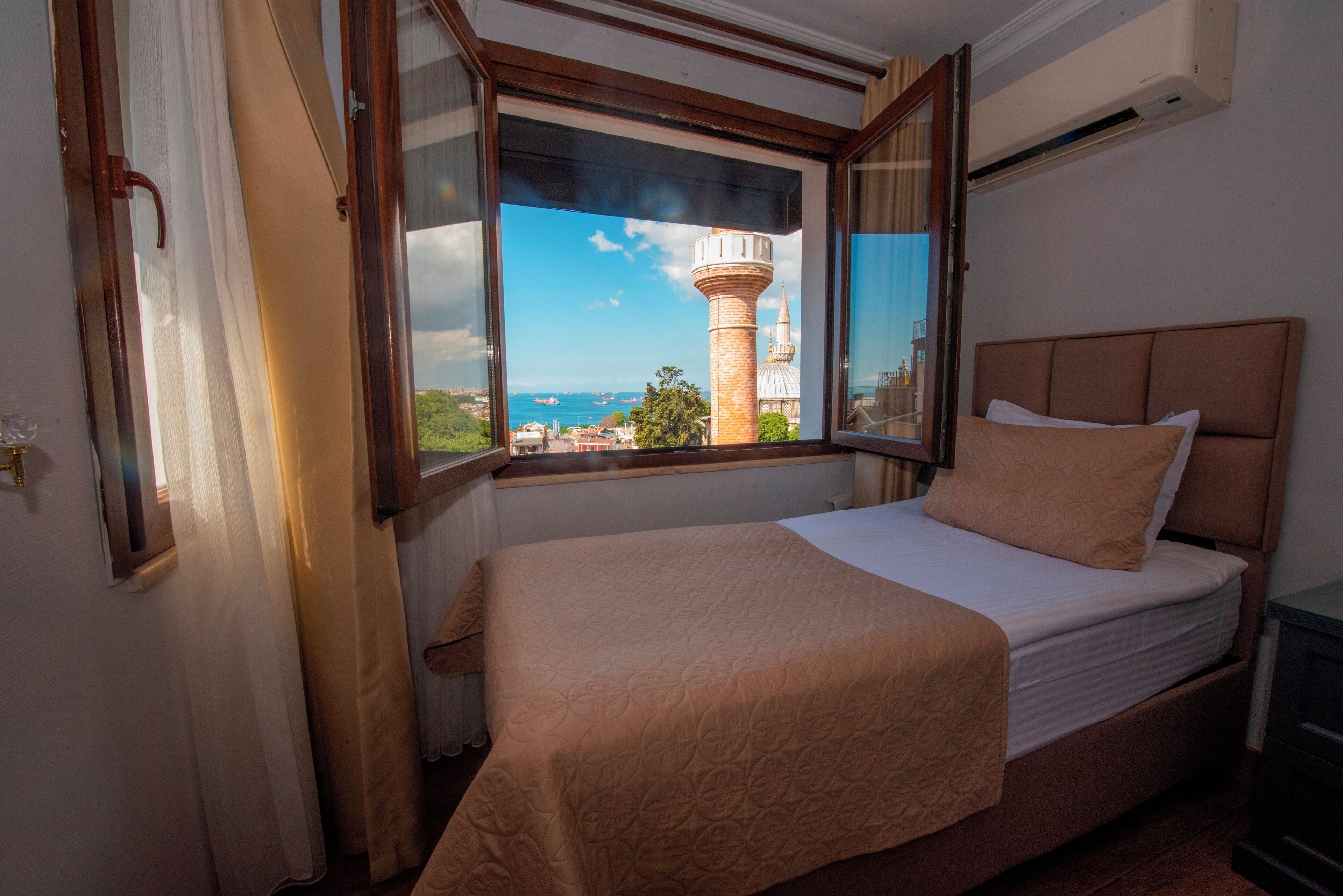 Ropa de cama de alta calidad y minibar 