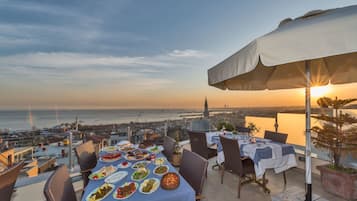 2 restaurantes, se sirven desayunos, comidas, cenas y cocina turca