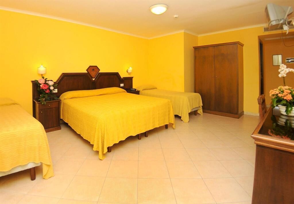 Ropa de cama de alta calidad y minibar 