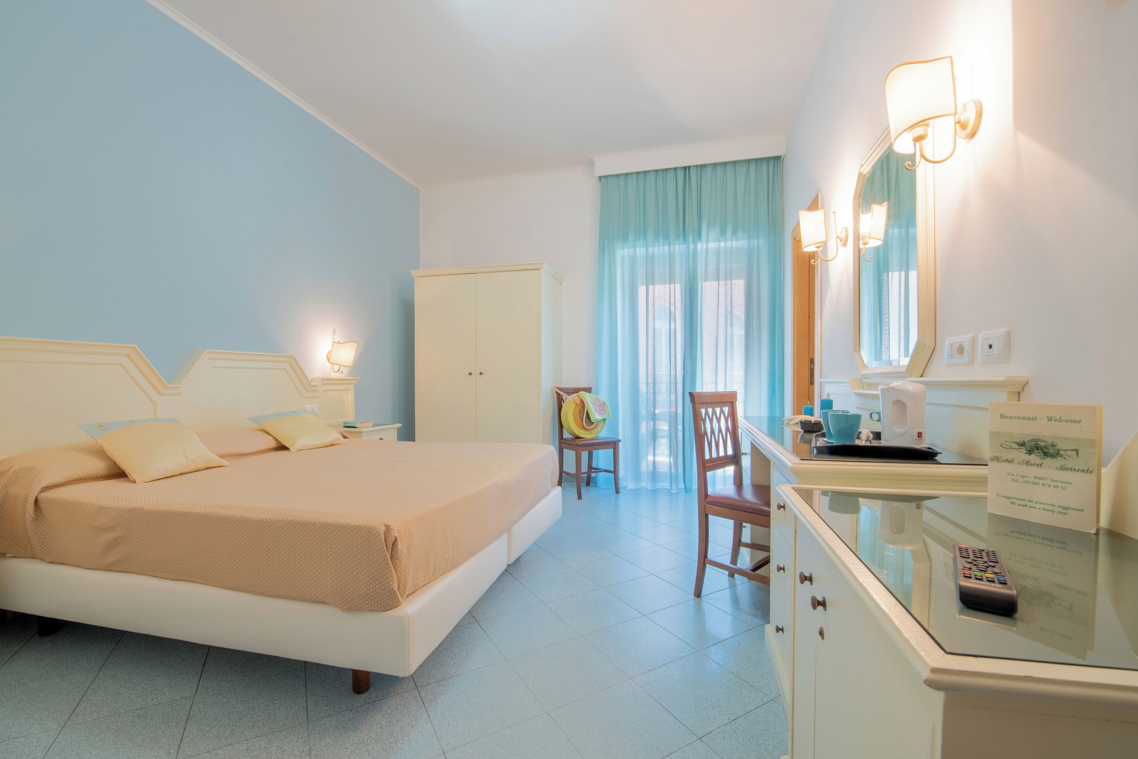 Ropa de cama de alta calidad y minibar 