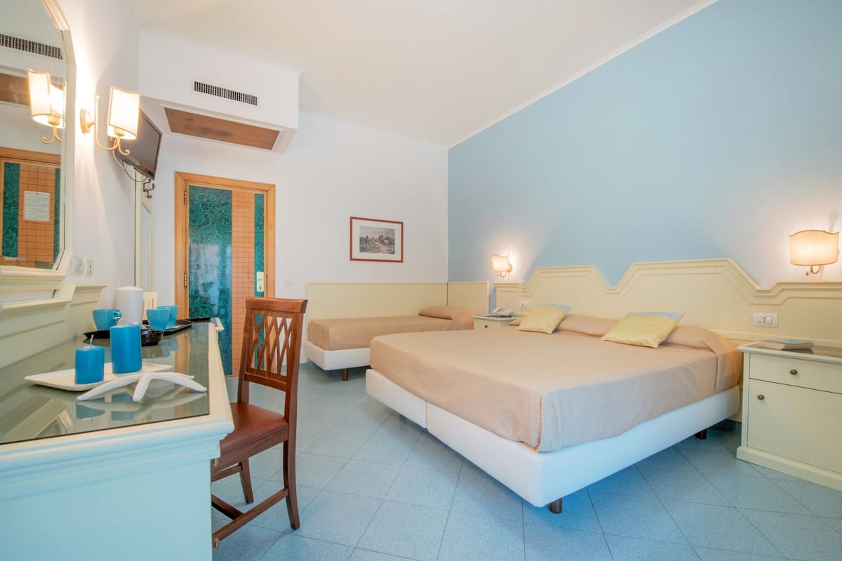 Habitación triple clásica, balcón | Ropa de cama de alta calidad y minibar
