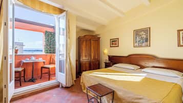 Kamar Triple Comfort, balkon, pemandangan samudra | Seprai katun Mesir, minibar, brankas, dan meja kerja