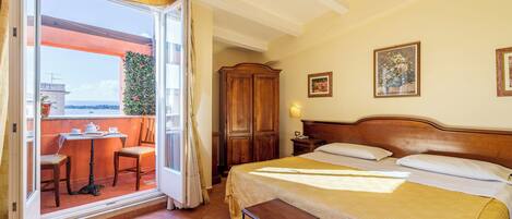 Habitación triple Confort, balcón, vista al océano | Sábanas de algodón egipcio y minibar
