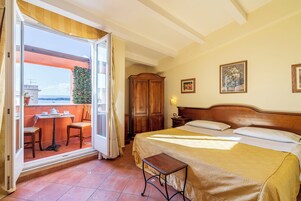 Habitación triple Confort, balcón, vistas al mar | Sábanas de algodón egipcio, minibar, caja fuerte y escritorio