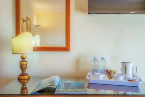 Comfort Triple Room (4 people) | Egyptian cotton sheets, minibar, in-room safe, desk - Hotel Mediterraneo (Syracuse)