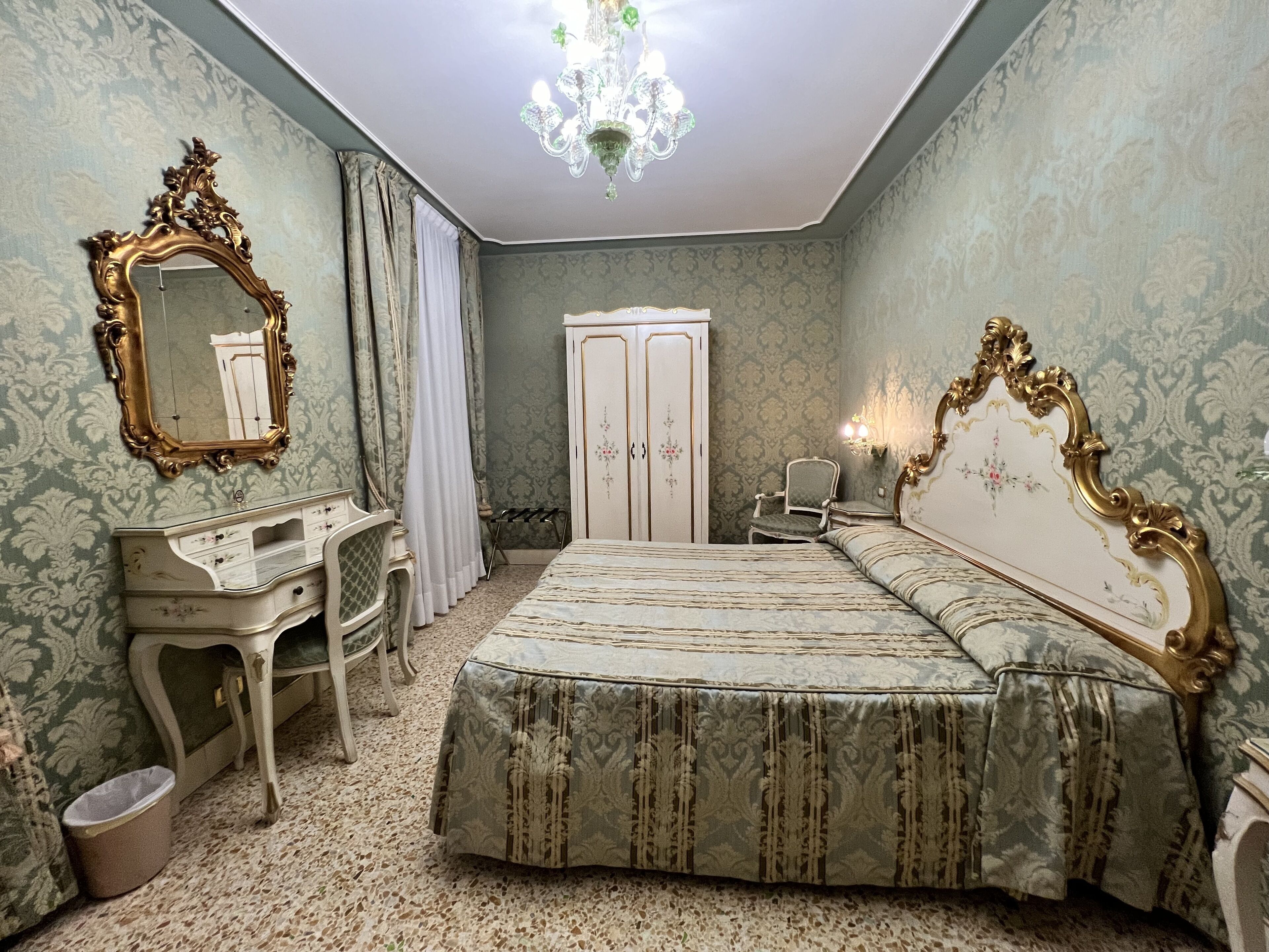 standard room | premium bedding, down duvets, pillow-top beds, in-room safe