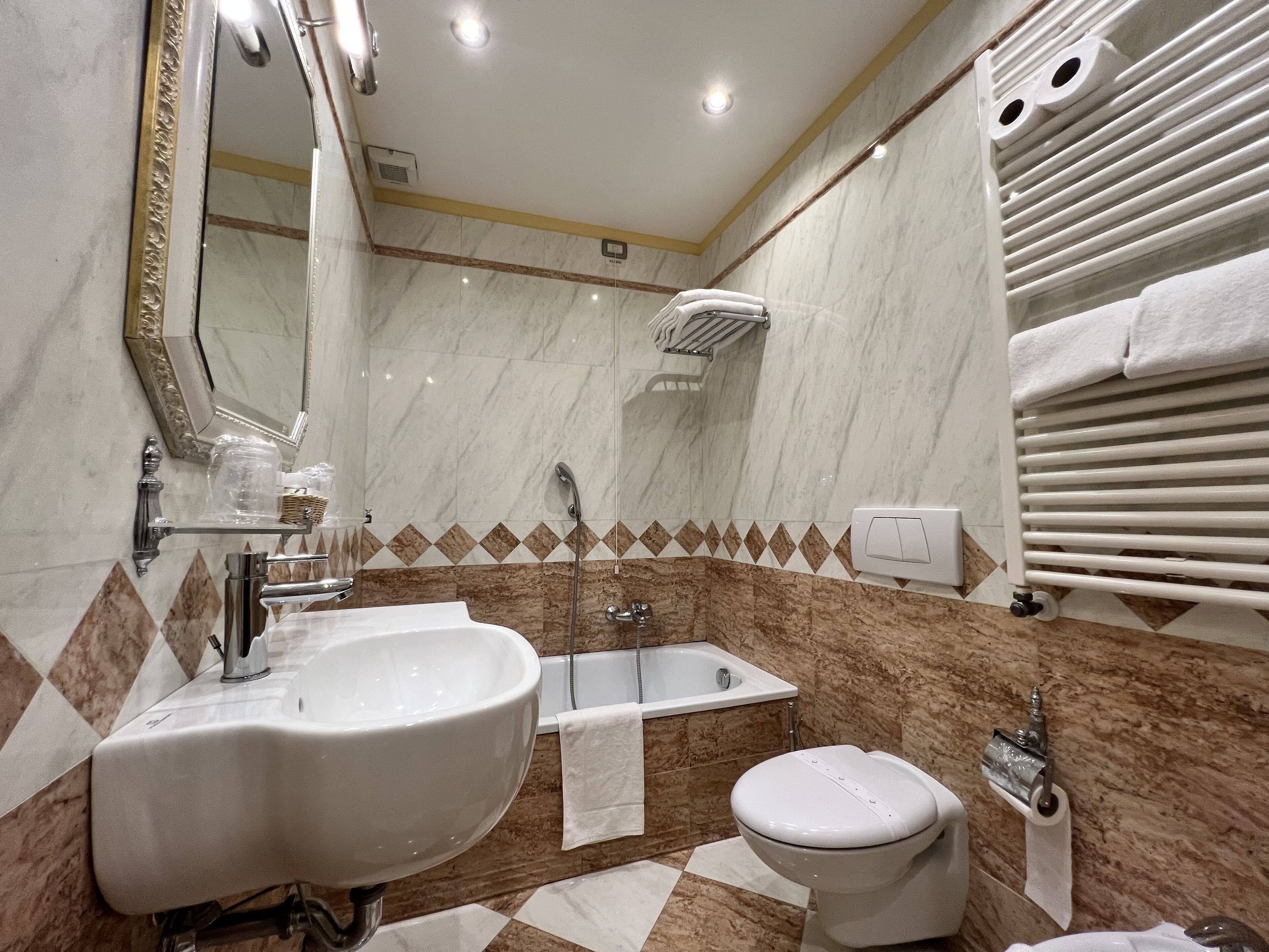 standard room | bathroom | free toiletries, hair dryer, bidet, towels