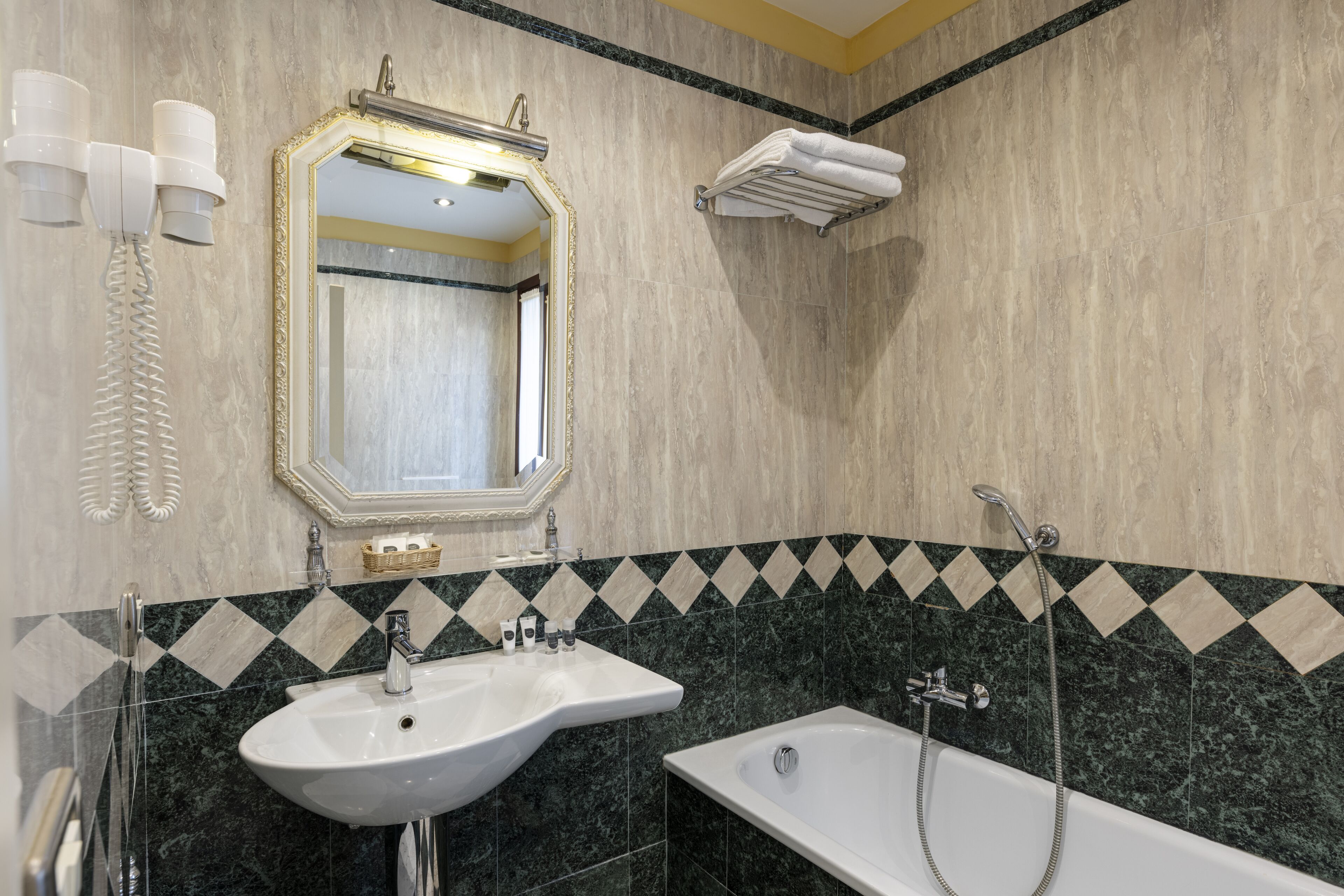 basic double room | bathroom | free toiletries, hair dryer, bidet, towels