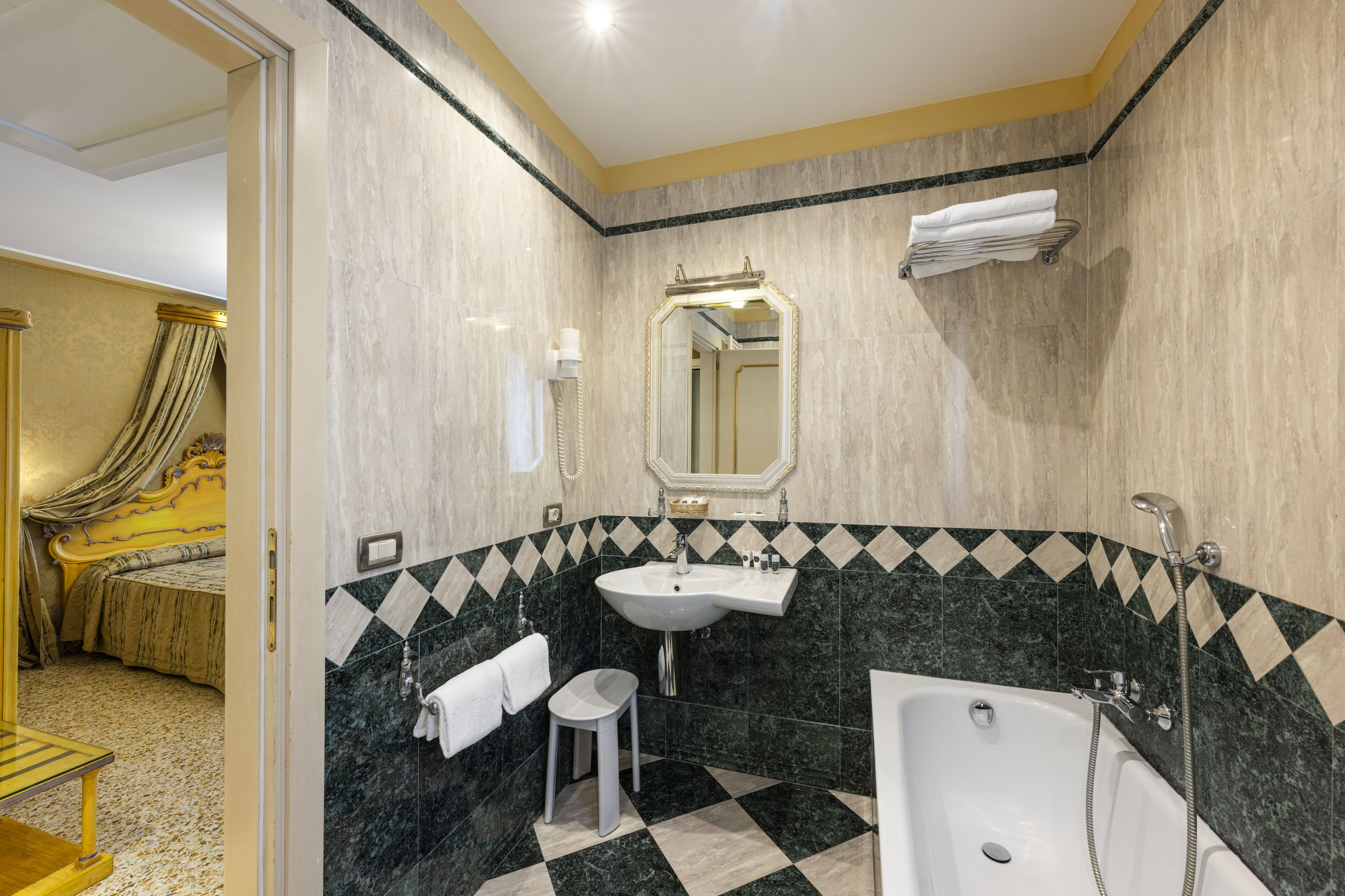 standard room | bathroom | free toiletries, hair dryer, bidet, towels