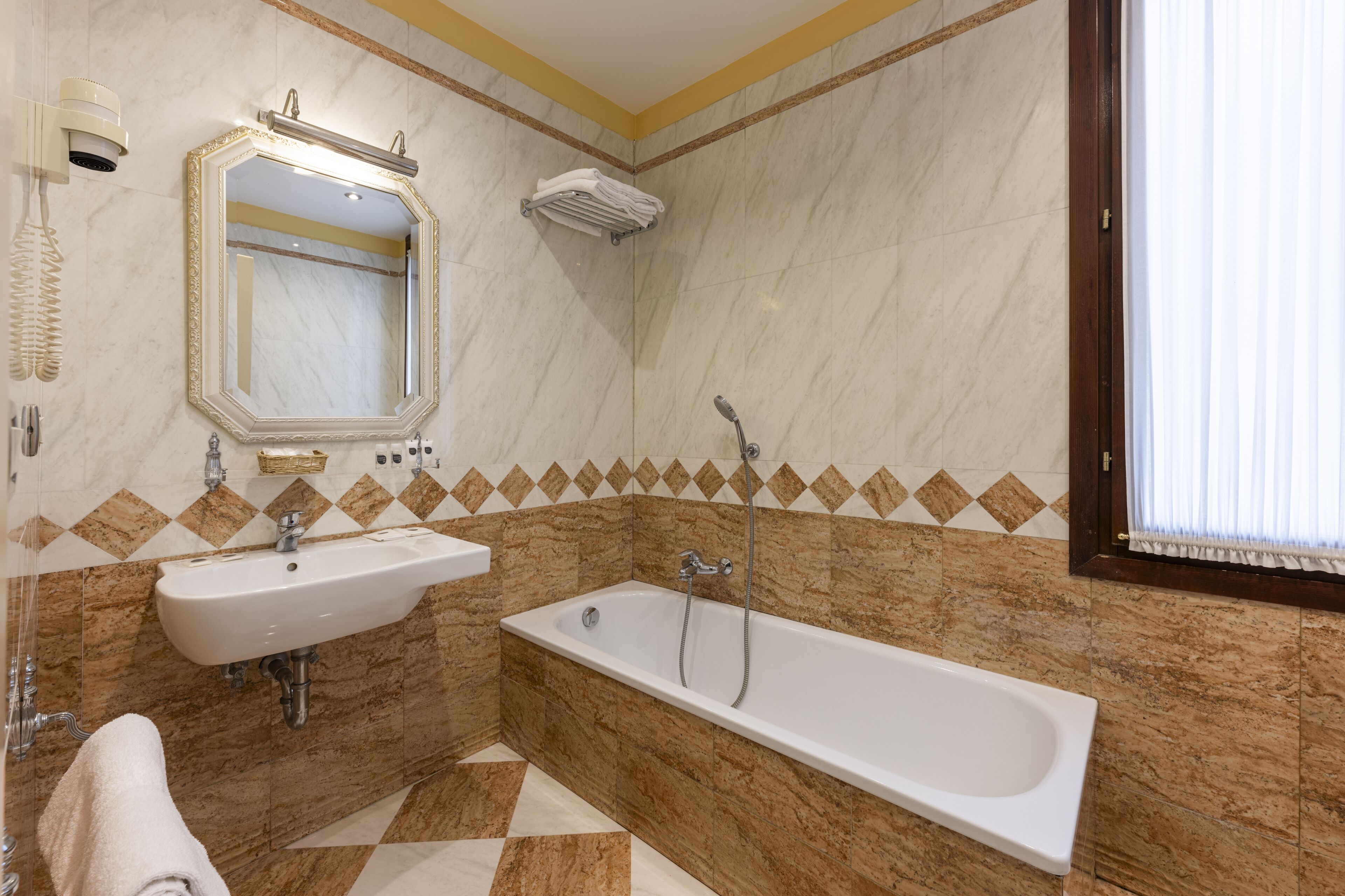 panoramic double or twin room | bathroom | free toiletries, hair dryer, bidet, towels
