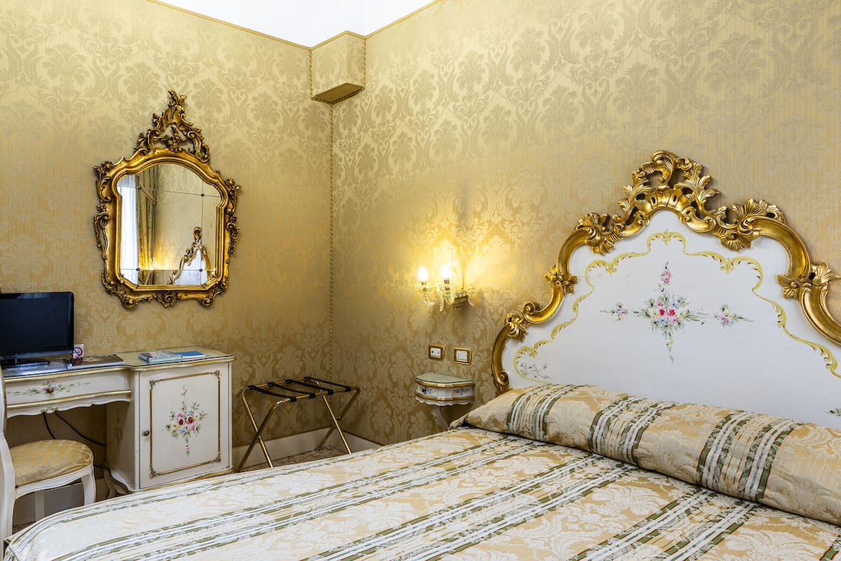 Chambre Double | Literie de qualité supérieure, couette en duvet d'oie, surmatelas