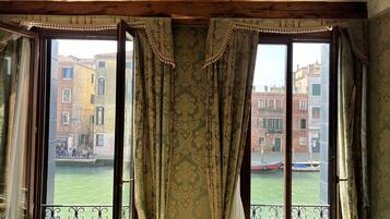 Habitación panorámica con 1 cama doble o 2 individuales | Ropa de cama de alta calidad y edredones de plumas