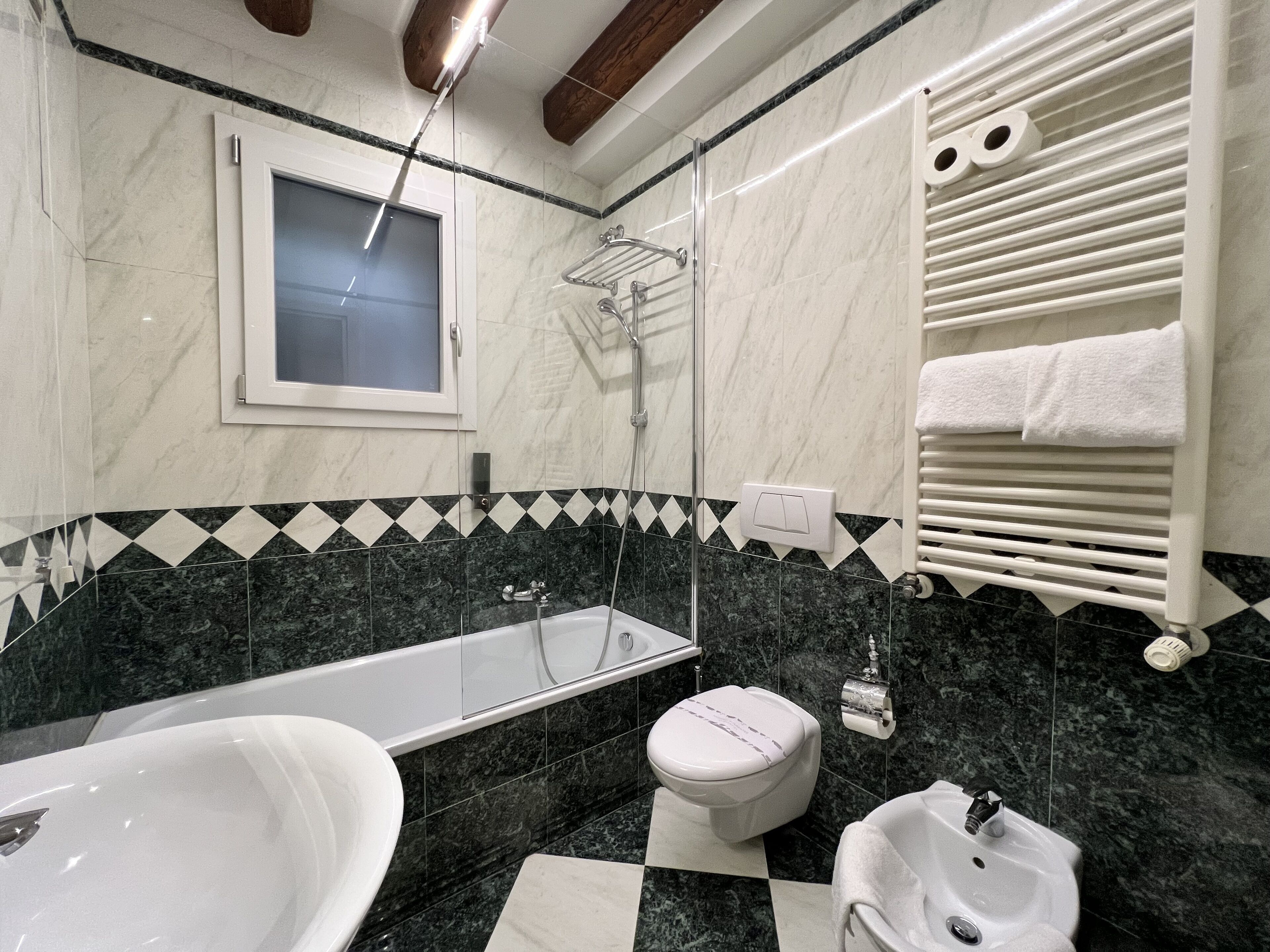 basic double room | bathroom | free toiletries, hair dryer, bidet, towels