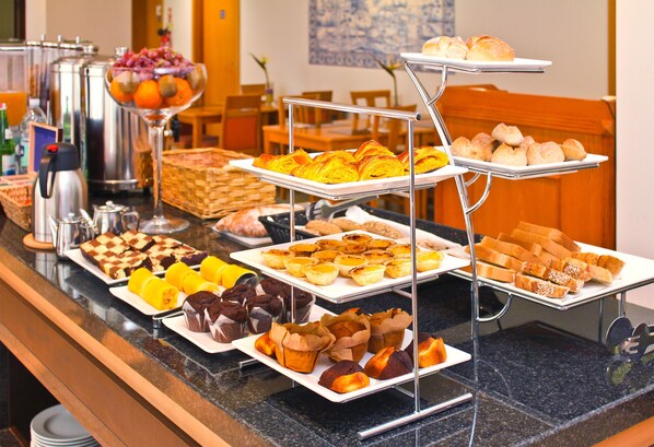 Tägliches Frühstücksbuffet gegen Gebühr