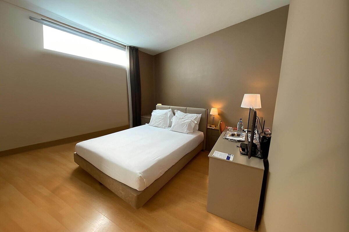 Habitació, 1 llit de matrimoni, no fumadors | Minibar, caixa forta a l'habitació i escriptori 