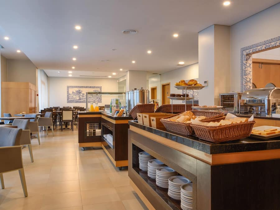 Café da manhã com buffet todos os dias (EUR 11.00 por pessoa)