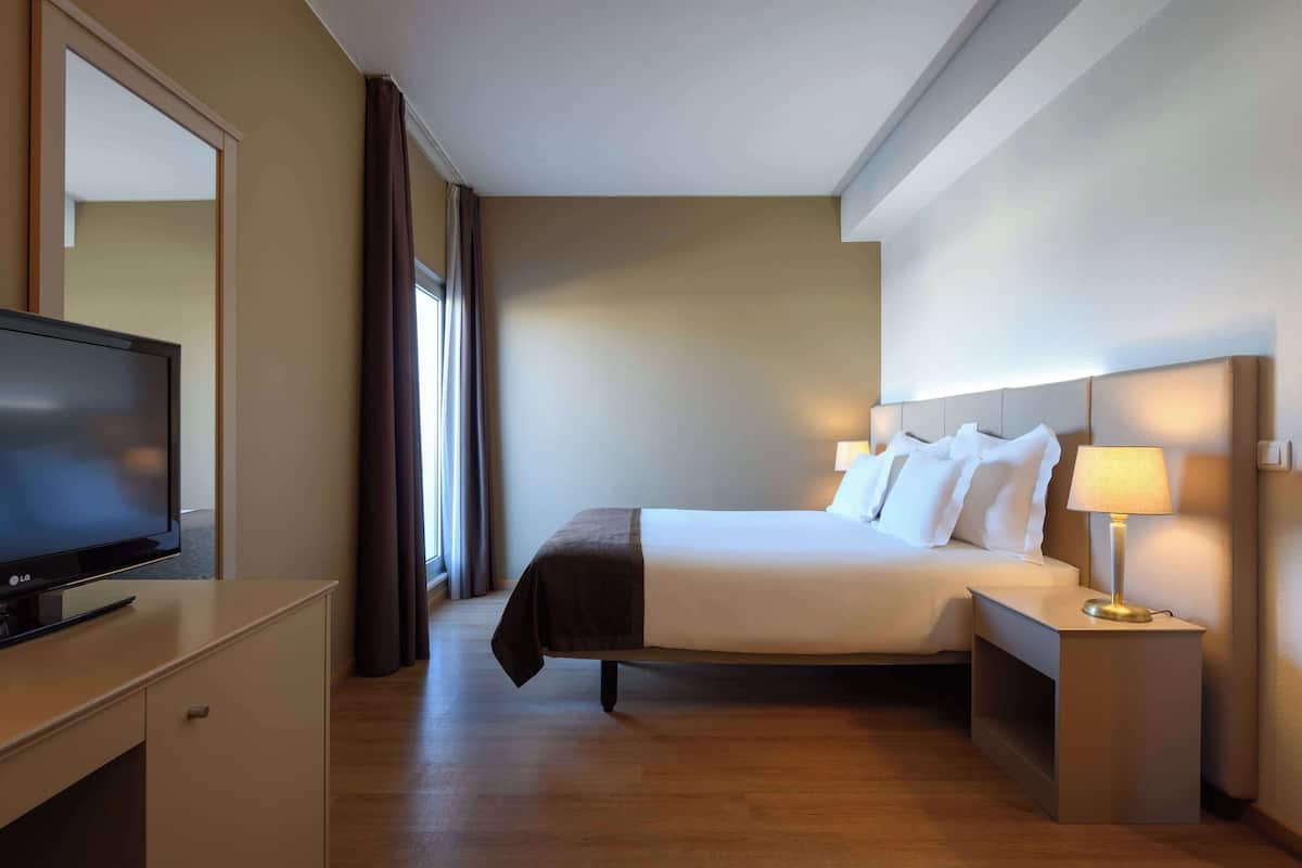 Deluxe Room, 1 Double Bed, Non Smoking | Minibar, in-room safe, desk, laptop workspace