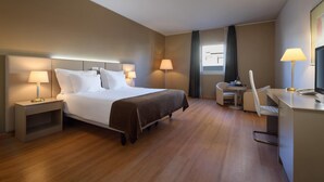 A hotel room with a bed, bedside tables, a desk, and a chair. - TRYP by Wyndham Porto Centro Hotel (Porto)