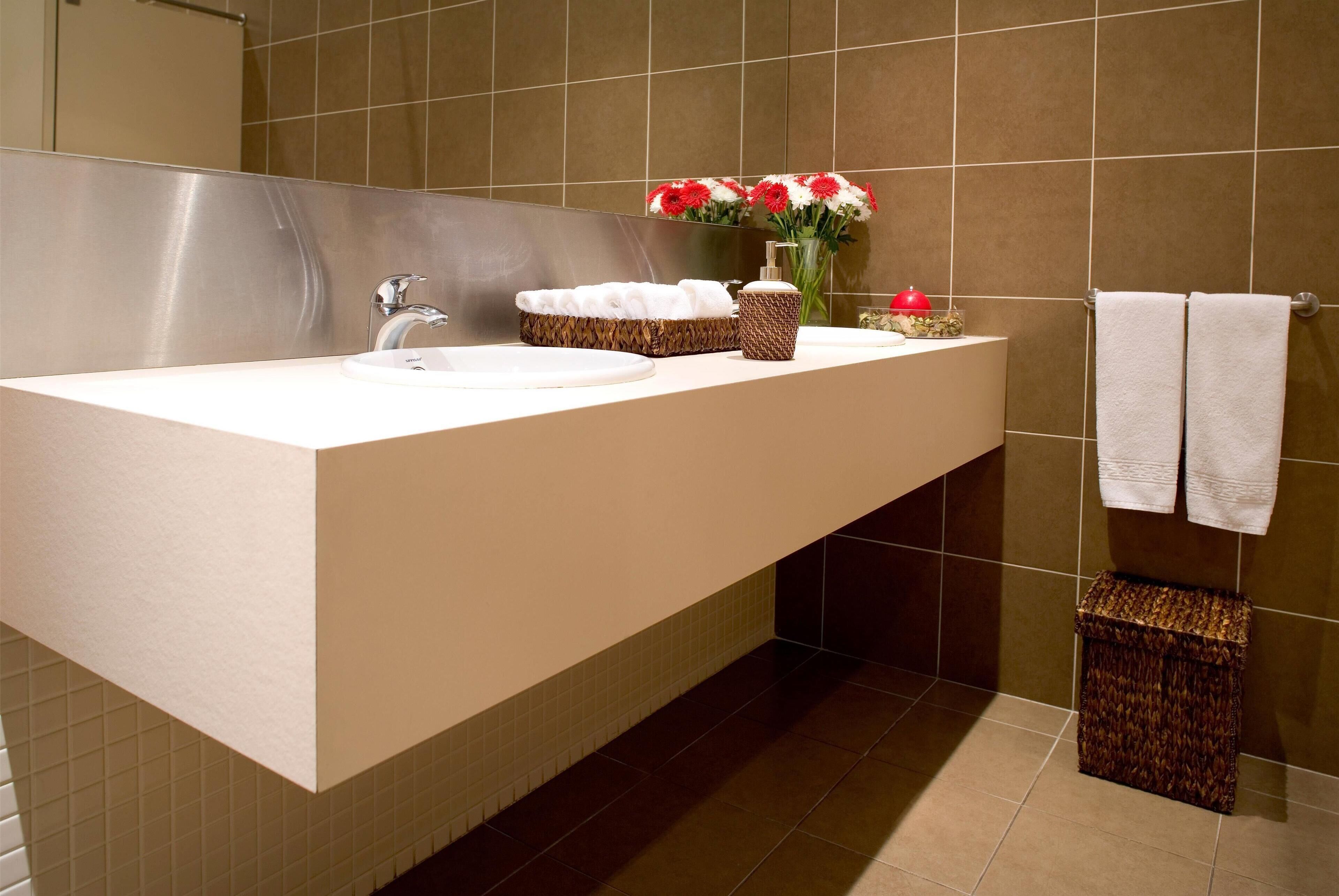 combined shower/bathtub, free toiletries, hair dryer, bidet