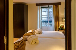 In-room safe, desk, soundproofing, iron/ironing board - Hotel Duas Nacoes (Lisbon)
