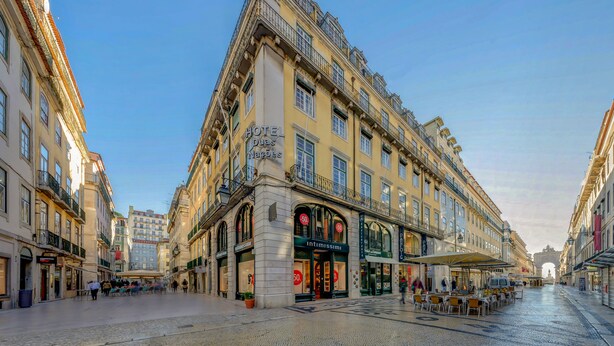 Un hotel con fachada clásica, varios pisos y balcones.