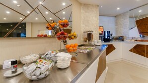 Un área de bufé con diferentes alimentos y condimentos.