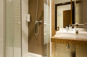 Shower, free toiletries, hair dryer, towels - Hotel Duas Nacoes (Lisbon)