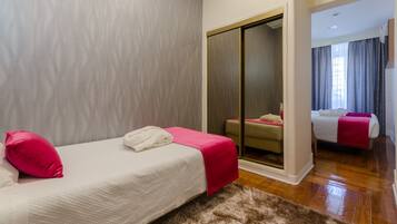 Dreibettzimmer | Zimmersafe, Schreibtisch, Verdunkelungsvorhänge, schallisolierte Zimmer