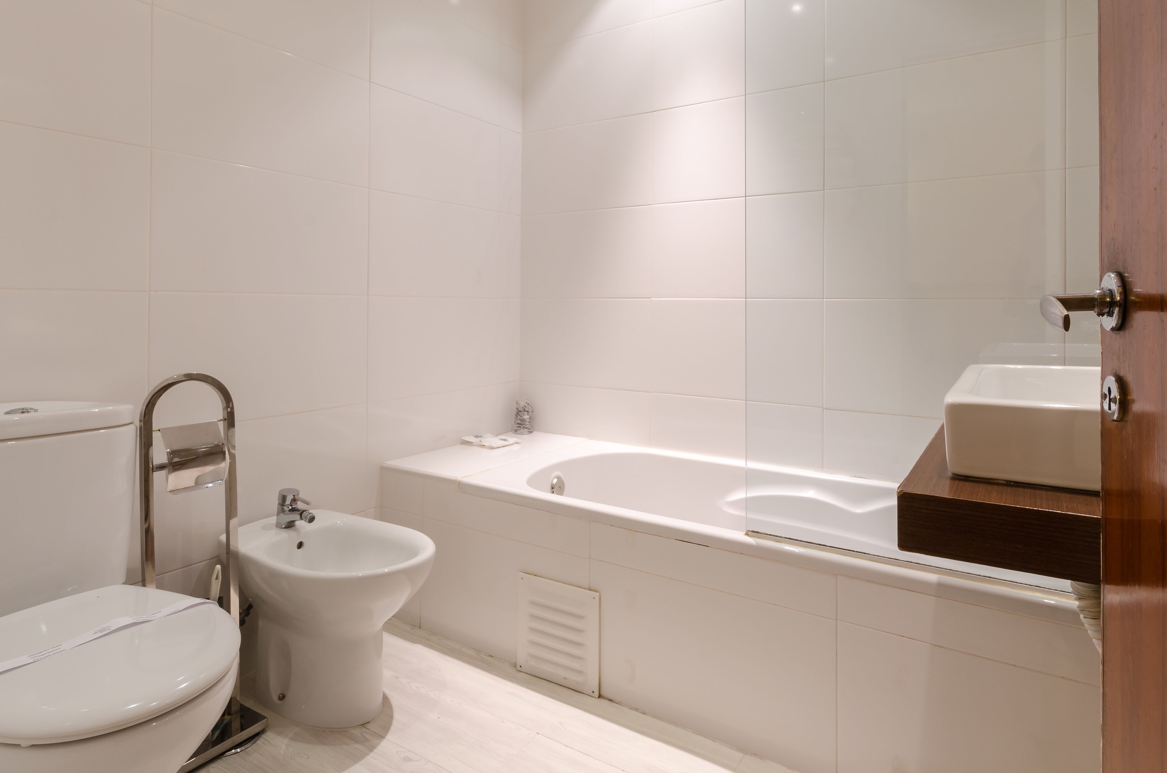 Une salle de bain moderne équipée de toilettes, d’un bidet et d’une baignoire.