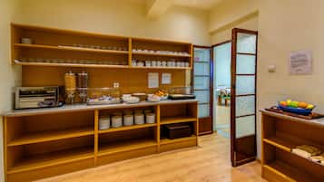 Daily continental breakfast (EUR 10 per person)