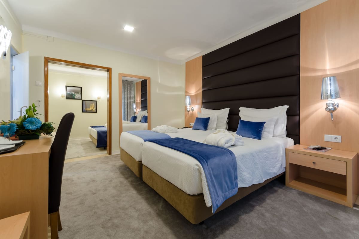 Quadruple Room | In-room safe, desk, blackout drapes, soundproofing