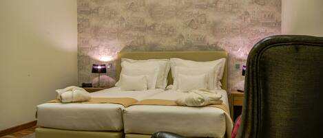 Un dormitorio con cama doble, una mesita de noche, una lámpara y una silla.
