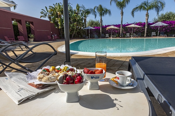 Outdoor dining - Albatros Hotel (Syracuse)