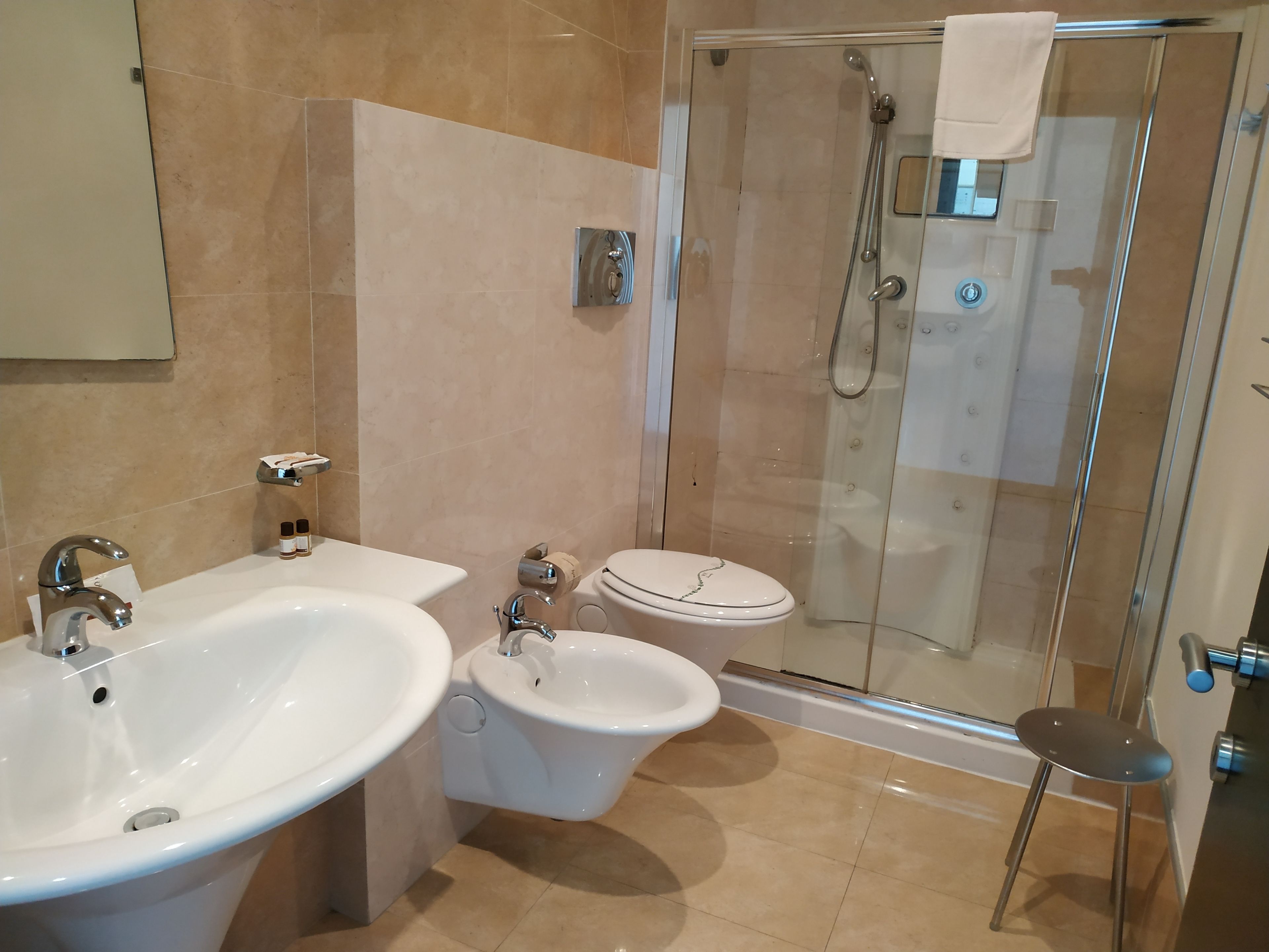 single room | room amenity