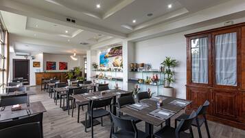 Petit déjeuner buffet (15 EUR par personne)