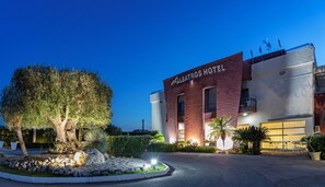 Front of property – evening/night - Albatros Hotel (Syracuse)